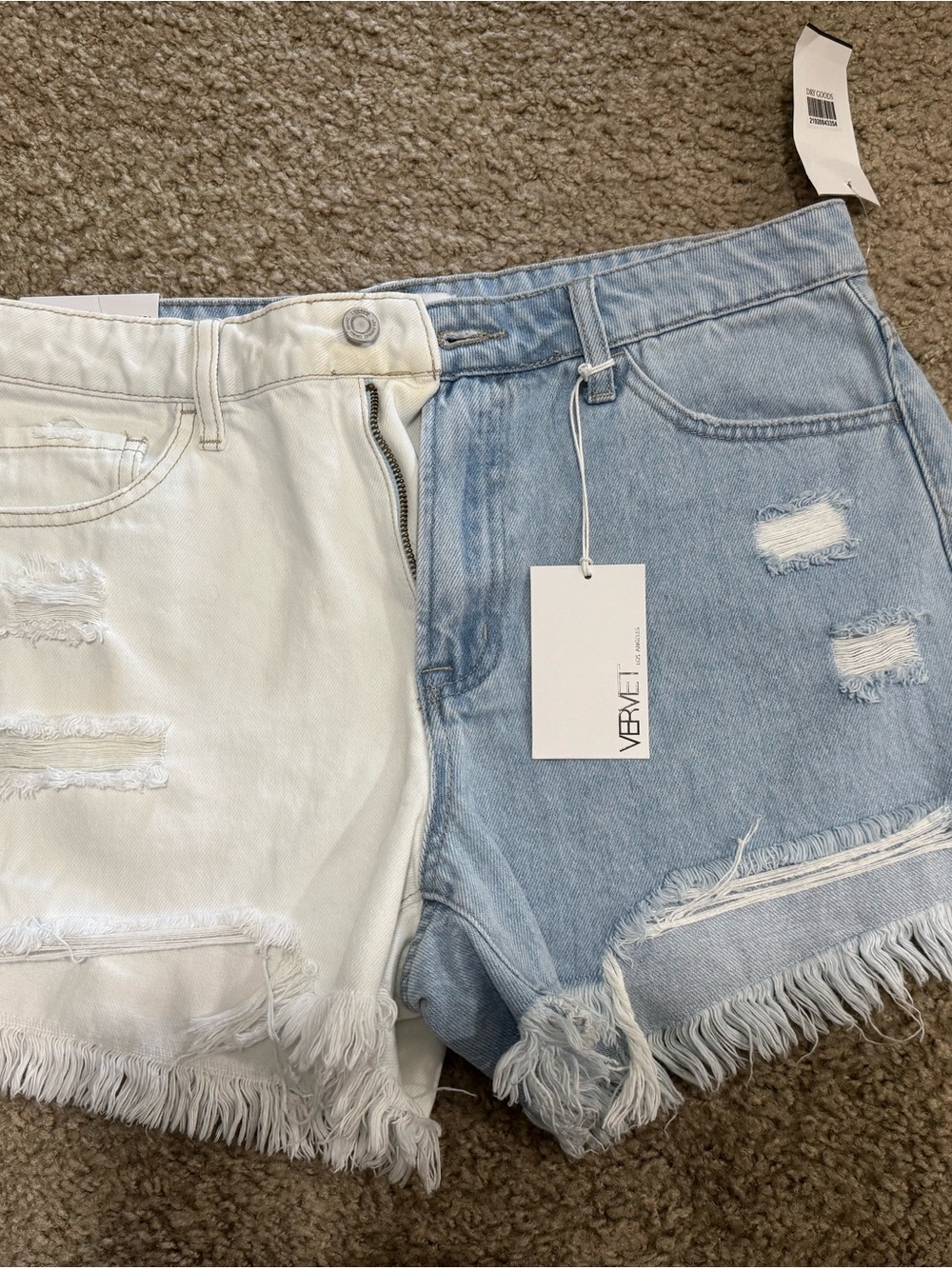 NWT VERVET Rebecca Two-Tone Distressed High-Rise Denim Shorts – Size L